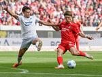 　ホッフェンハイム戦でゴールを決めるライブルクの堂安（右）＝フライブルク（共同）
