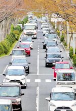 慢性的な混雑状態が続く国道４３１号＝１日、米子市西福原７丁目