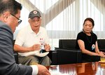 広田市長（左）に受賞を報告する中井委員長（中央）ら