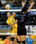 男子決勝トーナメント１回戦・鳥取育英―日本学園　第２セット、鳥取育英の福井（１）がストレートに打ち抜き２―２に追い付く＝北海道旭川市の道北アークス大雪アリーナ