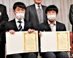 表彰状を手にする（左から）山根さん、屋宣さん