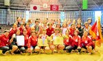 団体で初優勝を果たした鳥取城北高の女子部員ら＝堺市の大浜公園相撲場