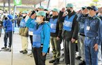  出発式で力を尽くすと誓った第１陣の派遣メンバー＝６日、鳥取県庁 