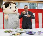 　群馬県下仁田町役場で開かれた試食会で田楽をほおばる岩崎正春町長＝２９日午後