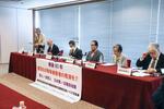 　戦後処理問題の解決を求め記者会見する４団体の代表者ら＝１８日午前、東京都千代田区