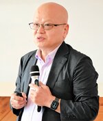 りゅうぐうの試料解析について語る中村特任教授＝３日、湯梨浜町田畑の湯梨浜学園