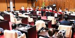 議員席に腰かけ、リコーダー演奏に聴き入る来場者ら＝２９日、倉吉市議会議場