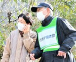 行方不明者役の住民を発見し、米子署に通報する参加者（左）