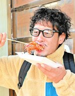 【おいしい】　イカ焼きにおいしそうにかぶりつく来場者