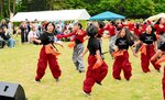 子どもたちのヒップホップダンスに盛り上がる会場＝１９日、香美町村岡区宿の兎和野高原グリーン広場