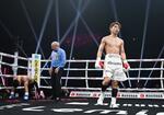 　４回、金芸俊からダウンを奪った井上尚弥（右）＝有明アリーナ
