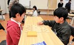 真剣な表情で対局する子どもたち＝１５日、香美町の香住区中央公民館