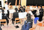 本番に向けて練習に励む生徒たち＝境港市外江町