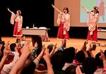 お決まりのかけ声「チョイナー！」で盛り上がる会場＝１日、三朝町総合文化ホール