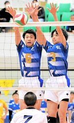 準決勝・鳥取育英―崇徳　鳥取育英は第１セット、井上（６）と深沢のブロックで７―７の同点とする＝ヤマタスポーツパーク体育館
