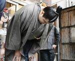 宮城野部屋で謝罪する幕内北青鵬＝２月２３日午後、東京都墨田区