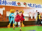 柿の種を勢いよく吹き飛ばす参加者（南部町提供）