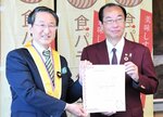 田崎会長（右）から認定証を受け取った平井知事