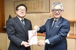 広田市長に目録を手渡す広川社長（右）＝２６日、倉吉市役所