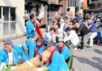 姿勢を低くし、力を込めて大綱を引っ張る参加者＝１日、新温泉町湯