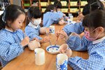 真剣な表情で絵付けをする園児たち＝４日、米子市夜見町のかもめ幼稚園