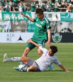 鳥取―松本　ガイナーレは前半、富樫（手前）が体を投げ出してシュートを防ぐ＝サンプロアルウィン