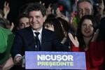 　ルーマニア大統領選の決選投票終了後、報道陣に話す首都ブカレストのダン市長＝１８日、ブカレスト（ゲッティ＝共同）