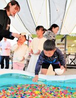 スーパーボールすくいを楽しむ子どもたち＝２６日、米子市の皆生温泉海遊ビーチ