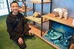 　「Ｒｅ―Ｂｅａｒ　Ｐｒｏｊｅｃｔ」に取り組む伊藤昌徳社長。右は生まれ変わった木彫り熊＝札幌市