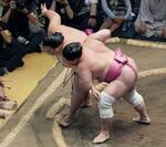 　宇良（手前）が上手出し投げで御嶽海を破る＝両国国技館