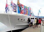 新造船「大祐丸」の完成を祝って多くの関係者や住民が集まった＝９日、香美町香住区の香住漁港西港
