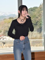 歌唱審査で伸びやかな歌声を披露する吉田さん＝２２日、江府町役場