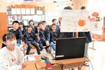 ウェブ会議システムで門真市の小学校とクイズを出し合う児童ら＝香美町村岡区川会の射添小