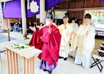 祭壇に玉串をささげ、柏手を打って英霊の冥福を祈る井上宮司（手前）ら＝１５日、倉吉市仲ノ町の鎮霊神社