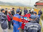 新しい小型消防ポンプの使い方を学ぶ住民ら
