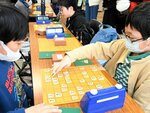 盤上で火花を散らす児童