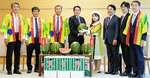 鳥取のスイカを贈呈される岸田首相（左から４人目）＝３０日午前、首相官邸