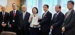 自見氏（中央）に要望書を手渡す平井伸治鳥取県知事（右から３人目）ら＝８日、東京都千代田区の中央合同庁舎８号館