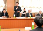 教員養成機能の強化案について説明する原田学長（中央）＝２２日、鳥取県庁