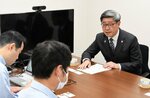 ふるさとキャリア教育の趣旨を説明する中田教育長（右）＝２４日、倉吉市谷のモリタ製作所鳥取工場