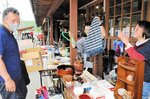 不要品を物々交換していく参加者ら＝５日、江府町佐川の道の駅奥大山