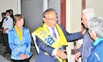 香美町の村岡商店街を遊説し、地元の有権者に最後のあいさつをする谷氏＝１０月