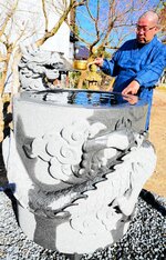 満正寺に登場したちょうず鉢＝２８日、倉吉市鍛冶町１丁目