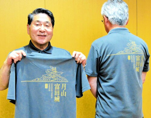 月山富田城をデザインしたポロシャツをＰＲする安来市観光協会関係者