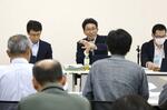 　漁業者らに説明する農水省の担当者＝２４日午後、長崎県雲仙市