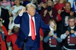 　２５日、米ラスベガスで開かれたイベントで、踊るそぶりを見せるトランプ大統領（ＡＰ＝共同）