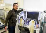 　原核生物の培養で使う装置について説明する理化学研究所の坂本光央専任研究員＝茨城県つくば市の理研バイオリソース研究センター