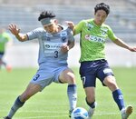決勝・ガイナーレ鳥取―米子元気ＳＣ　ガイナーレの東條（右）が後半、米子元気ＳＣの石津大と激しく競り合う＝Ａｘｉｓバードスタジアム