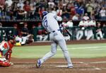 　ダイヤモンドバックス戦の９回、１１号ソロを放つドジャース・大谷＝フェニックス（共同）