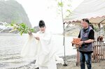 清めの儀式を行う田淵宮司（左）＝１日、香美町香住区境の今子浦海水浴場